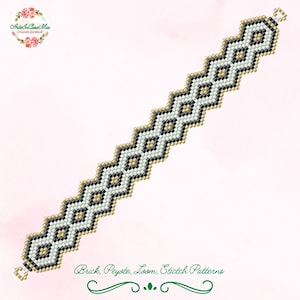 Può includere: Un braccialetto di perline con un motivo geometrico bianco, nero e oro. Il braccialetto è realizzato con punti mattone, peyote e telaio. Il testo "Brick, Peyote, Loom, Stitch Patterns" è in basso.