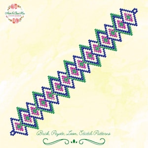 Può includere: Un motivo per braccialetto di perline con un design a punto mattone. Il motivo presenta un design geometrico ripetuto in blu, verde e rosa. Il testo "Brick, Peyote, Loom, Stitch Patterns" è in basso.
