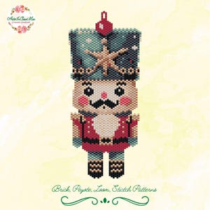 Può includere: Un ornamento di perline a forma di soldato schiaccianoci. L'ornamento presenta un'uniforme rossa e verde acqua, un baffo nero e una stella sul cappello. Il testo "Brick, Peyote, Loom, Stitch Patterns" è in basso.