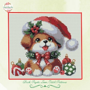 Può includere: Un cucciolo di Natale in perline con un cappello di Babbo Natale rosso e bianco con una ghirlanda di agrifoglio verde intorno al collo. Il cucciolo tiene un bastoncino di zucchero rosso e bianco e un ornamento natalizio verde e bianco.