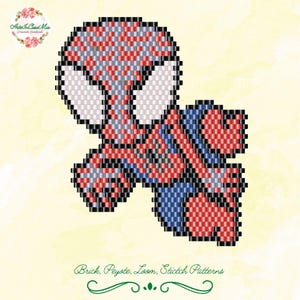 以下が含まれることがあります： 赤、青、グレー、白のビーズで作られたスパイダーマンのフィギュア。このデザインは小さなビーズで作られており、キャラクターの象徴的なマスクとスーツを表現しています。画像には「Brick, Peyote, Loom, Stitch Patterns」というテキストも含まれています。