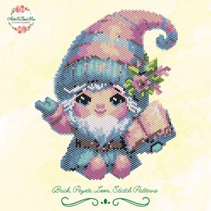 Könnte beinhalten: Eine Perlen-Zwergfigur in Blau-, Rosa- und Weißtönen, die ein Buch und eine Blume hält. Der Zwerg hat einen langen weißen Bart und eine spitze Mütze. Das Bild enthält den Text "Brick, Peyote, Loom, Stitch Patterns".