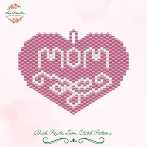Puede incluir: Un patrón de abalorios en forma de corazón rosa con la palabra "MOM" en abalorios blancos. El patrón es para ladrillo, peyote, telar y punto.