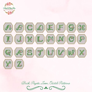 Può includere: Una collezione di 26 lettere dell'alfabeto, ciascuna con un design unico. Le lettere sono verdi e rosa, su uno sfondo grigio chiaro con un bordo dorato. Le parole "Brick, Peyote, Loom, Stictch Patterns" sono in basso.