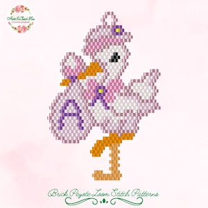 Op de afbeelding: Een kralenpatroon van een ooievaar in roze en wit, met een bundel met de letter "A". De ooievaar heeft een oranje snavel en poten. De afbeelding bevat de tekst "Brick Peyote Loom Stitch Patterns" en een bloemenlogo.