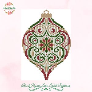 Può includere: Un ornamento di perline a forma di goccia, con un design simmetrico in rosso, verde e beige. L'ornamento ha un anello nella parte superiore per appenderlo. Il testo "Brick Peyote Loom Stitch Patterns" è in basso.