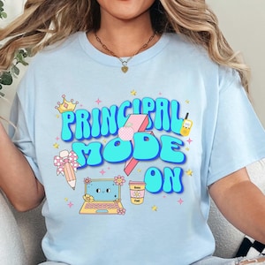 Principal Mode On PNG - Uroczy T-shirt Dyrektora - Zabawny Prezent dla Lidera Szkoły - Koszulka Szkolna Boss Lady - Retro Kawa i Laptop Tee