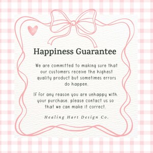 Puede incluir: Un fondo rosa y blanco a cuadros con un dise&ntilde;o de lazo y coraz&oacute;n rosa. El texto dice "Garant&iacute;a de felicidad" y detalla un compromiso con la satisfacci&oacute;n del cliente. El dise&ntilde;o incluye el texto "Healing Hart Design Co."