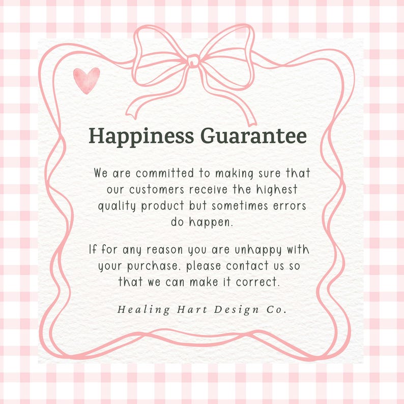 Puede incluir: Un fondo rosa y blanco a cuadros con un dise&ntilde;o de lazo y coraz&oacute;n rosa. El texto dice "Garant&iacute;a de felicidad" y detalla un compromiso con la satisfacci&oacute;n del cliente. El dise&ntilde;o incluye el texto "Healing Hart Design Co."