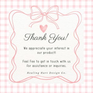 Puede incluir: Un fondo rosa y blanco a cuadros con un marco rosa decorativo. El marco contiene las palabras "Thank You!" y un mensaje de agradecimiento. El logotipo de Healing Hart Design Co. est&aacute; en la parte inferior.