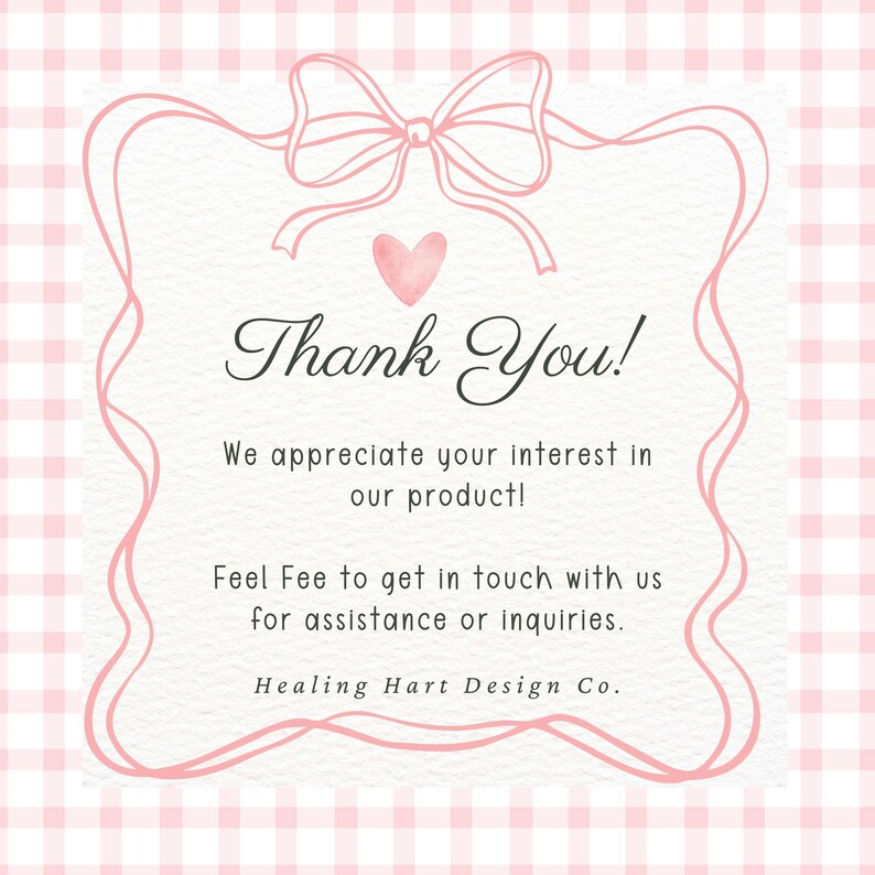 Puede incluir: Un fondo rosa y blanco a cuadros con un marco rosa decorativo. El marco contiene las palabras "Thank You!" y un mensaje de agradecimiento. El logotipo de Healing Hart Design Co. est&aacute; en la parte inferior.