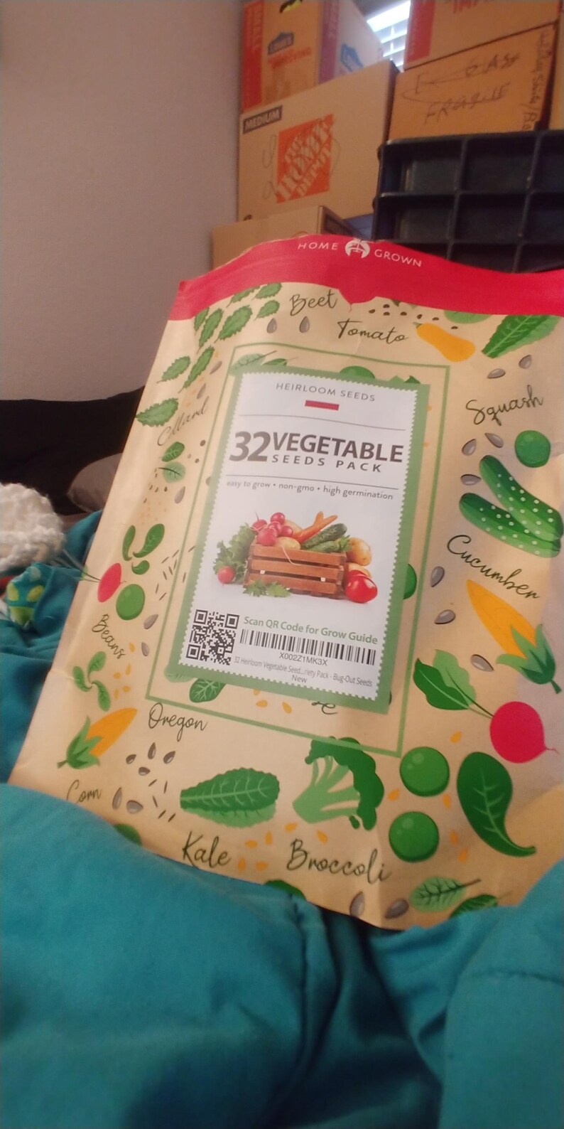 K&ouml;nnte beinhalten: Eine Packung mit 32 Gem&uuml;sesamen mit gelbem Hintergrund und bunten Illustrationen verschiedener Gem&uuml;sesorten. Die Packung enth&auml;lt einen QR-Code, den man f&uuml;r eine Anbauanleitung scannen kann. Der Text auf der Packung lautet "32 Vegetable Seeds Pack, Easy to grow, Non-GMO, High Germination."