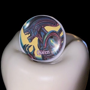 Queen Alien Mini Pin