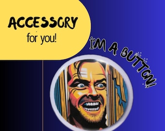 Könnte beinhalten: Ein weißer Knopf mit einem bunten Bild von Jack Nicholsons Charakter aus dem Film "Shining" mit dem Text "I'm a button!" um das Bild herum.