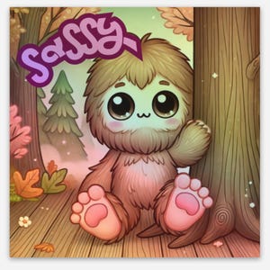 Puede incluir: Una ilustración de dibujos animados de una criatura peluda marrón con ojos grandes sentada junto a un tronco de árbol. La criatura tiene patas rosadas y sonríe. La palabra "Sassy" está escrita en morado sobre la criatura.