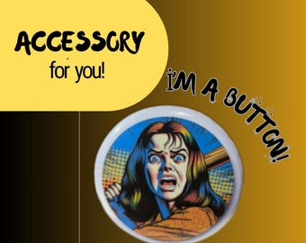 Könnte beinhalten: Ein runder Button mit einer Comic-Illustration einer Frau mit entsetztem Gesichtsausdruck. Der Button trägt den Text "I'M A BUTTON!" und ist vor einem gelb-braunen Hintergrund platziert. Der Text "ACCESSORY for you!" ist ebenfalls vorhanden.