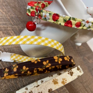Leuke Gingers-kattenhalsband met aardbeienpatch met veiligheidsgesp en bel ~ you pick-gele plaid / aardbei / vlinder / pootafdrukken