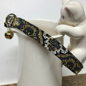 Lyxigt damaskfärgat katthalsband i svart och guld med säkerhetsspänne och guldfärgad klocka ~ sofistikerad kattunge