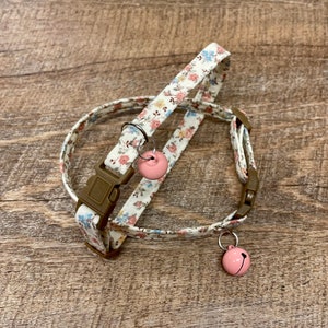 Roses on Cream cat collar safety breakaway buckle and rose pink bell