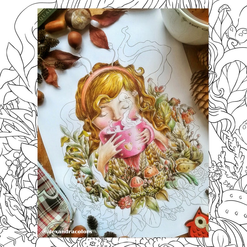 K&ouml;nnte beinhalten: Eine handgezeichnete Illustration eines M&auml;dchens mit blonden Haaren und einem rosafarbenen Stirnband, umgeben von Herbstbl&auml;ttern, Pilzen und einer Tasse hei&szlig;er Schokolade. Das M&auml;dchen tr&auml;gt ein rosafarbenes Kleid und hat die Augen geschlossen. Die Illustration ist in einem realistischen Stil mit detaillierter Schattierung und Highlights ausgef&uuml;hrt.