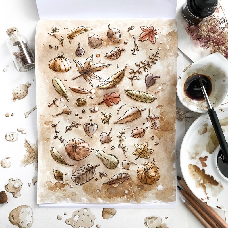 K&ouml;nnte beinhalten: Aquarell-Illustration von Herbstbl&auml;ttern, Eicheln und anderen Herbstlaub auf braunem Hintergrund. Die Illustration ist von Kaffeeflecken umgeben.