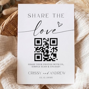 Könnte beinhalten: Ein weißes rechteckiges Schild mit schwarzem Text SHARE THE LOVE, einem QR-Code und dem Text SHARE YOUR PHOTOS WITH US, SIMPLE SCAN & UPLOAD! Das Schild enthält die Namen CRISSY und ANDREW sowie das Datum 12.12.20XX am unteren Rand gedruckt.