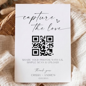 Könnte beinhalten: Ein weißes rechteckiges Schild mit schwarzem Text und einem zentralen QR-Code. Der Text lautet capture the love, SHARE YOUR PHOTOS WITH US. SIMPLE SCAN & UPLOAD!, Thank you, CRISSY ANDREW und 12.12.20XX. Das Schild enthält ein kleines Herzsymbol.