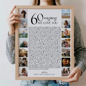 Può includere: Una stampa incorniciata con un bordo in legno chiaro, con il testo "60 motivi PER CUI TI AMIAMO" e diverse piccole foto. Il testo elenca i motivi per cui qualcuno è amato. La stampa è tenuta da una persona.