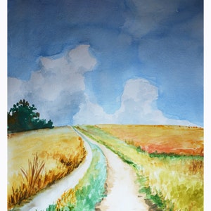 Op de afbeelding: Een aquarel schilderij van een zandweg die door een veld met geel en groen gras slingert onder een blauwe lucht met witte wolken.