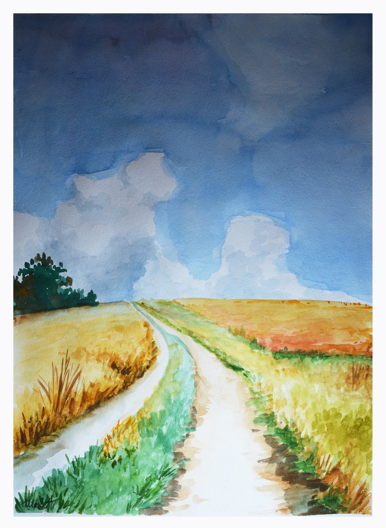 Op de afbeelding: Een aquarel schilderij van een zandweg die door een veld met geel en groen gras slingert onder een blauwe lucht met witte wolken.