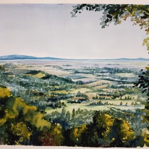 Op de afbeelding: Een aquarel schilderij van een landschapssc&egrave;ne met uitzicht op een vallei vanaf een heuveltop. De vallei is gevuld met groene bomen en velden, en in de verte zijn bergen te zien. De lucht is lichtblauw, en er zijn wolken in de lucht.