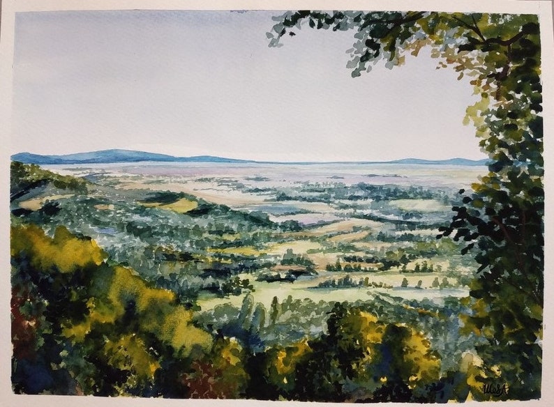 Op de afbeelding: Een aquarel schilderij van een landschapssc&egrave;ne met uitzicht op een vallei vanaf een heuveltop. De vallei is gevuld met groene bomen en velden, en in de verte zijn bergen te zien. De lucht is lichtblauw, en er zijn wolken in de lucht.
