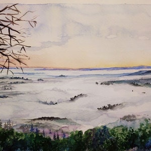 Op de afbeelding: Een aquarel schilderij van een mistig landschap met een tak van een boom op de voorgrond. De lucht is zacht roze en oranje, en de mist is licht grijs. De bomen in de verte zijn donkergroen.