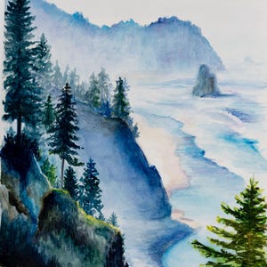 Op de afbeelding: Waterverf schilderij van een mistige kustsc&egrave;ne met een rotsachtige klif, een kronkelend strand en een rij groenblijvende bomen op de voorgrond.