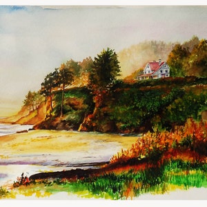 Op de afbeelding: Een aquarel schilderij van een wit huis met een rood dak op een klif met uitzicht op een strand. Het huis is omgeven door groene bomen en struiken. Het strand is zanderig en het water is blauw. De lucht is lichtblauw met wat wolken.