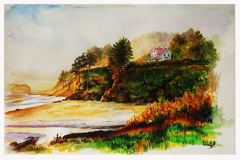 Op de afbeelding: Een aquarel schilderij van een wit huis met een rood dak op een klif met uitzicht op een strand. Het huis is omgeven door groene bomen en struiken. Het strand is zanderig en het water is blauw. De lucht is lichtblauw met wat wolken.