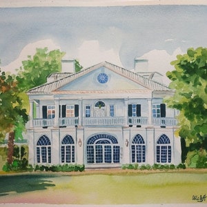 Op de afbeelding: Waterverf schilderij van een groot wit huis met een blauw dak en een rond raam. Het huis heeft een veranda met witte kolommen en een balkon op de tweede verdieping. Het huis is omgeven door groene bomen en gras.