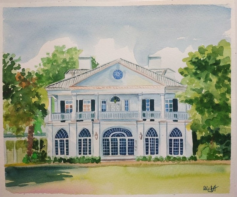 Op de afbeelding: Waterverf schilderij van een groot wit huis met een blauw dak en een rond raam. Het huis heeft een veranda met witte kolommen en een balkon op de tweede verdieping. Het huis is omgeven door groene bomen en gras.
