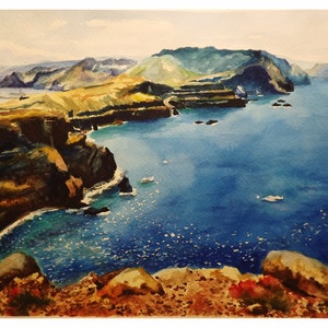 Op de afbeelding: Een aquarel schilderij van een rotsachtige kustlijn met een diepblauwe oceaan. Het schilderij toont een klif met een rotsachtige uitstulping op de voorgrond en een bergketen in de verte op de achtergrond. De oceaan is een levendig blauw met witte toppen en zonlicht dat reflecteert op het water.