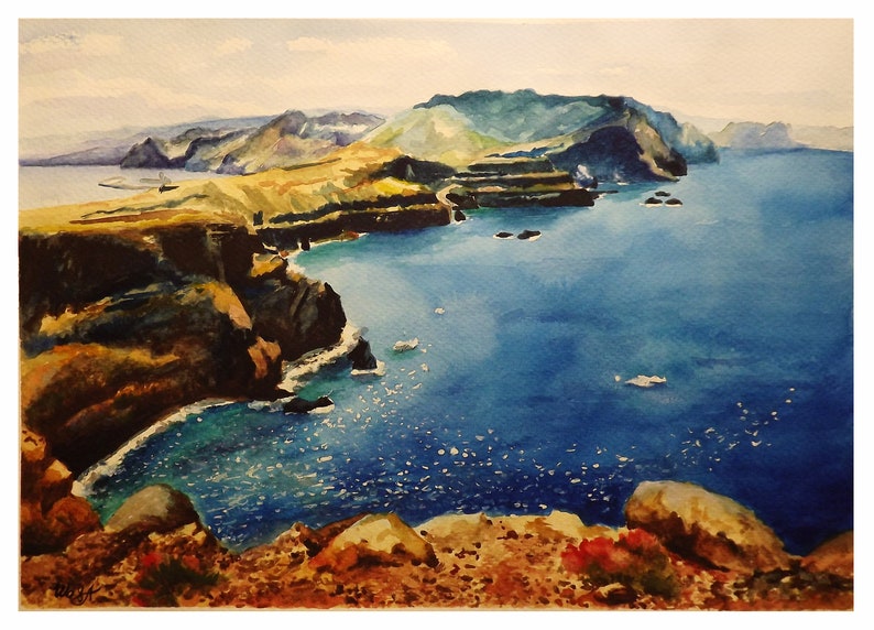 Op de afbeelding: Een aquarel schilderij van een rotsachtige kustlijn met een diepblauwe oceaan. Het schilderij toont een klif met een rotsachtige uitstulping op de voorgrond en een bergketen in de verte op de achtergrond. De oceaan is een levendig blauw met witte toppen en zonlicht dat reflecteert op het water.
