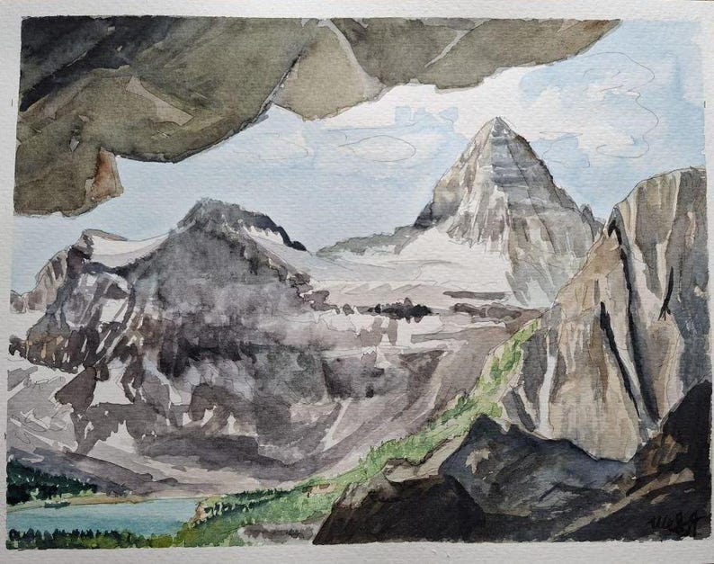 Op de afbeelding: Waterverf schilderij van een bergketen met een grote piek in het midden. De bergen zijn geschilderd in grijstinten en wit, met een klein meer op de voorgrond. De lucht is lichtblauw met witte wolken.