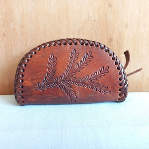 Vintage 1960er 1970er Jahre Mid Braun punzierte Leder Geldbörse Retro Hippy Boho Weihnachtsstrumpf Füller Stuffer Geschenk für Sie