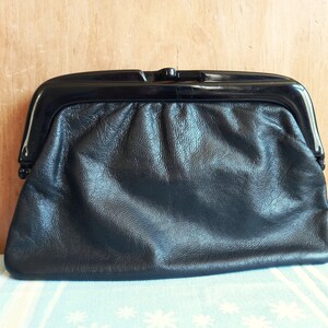 Bolso de mano de cuero italiano suave negro de los años 50 y 60, estilo vintage, con marco de plástico a presión, para ocasiones formales, disfraces y cosplay
