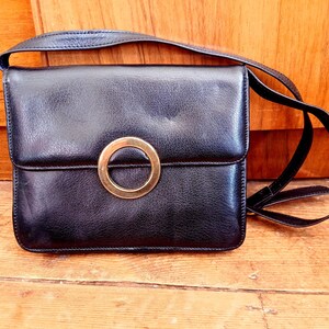 Bolso pequeño de cuero negro Suzy Smith, estilo vintage, años 60 y 70, para noche, elegante, en tono dorado, con cierre circular y correa ajustable para el hombro.
