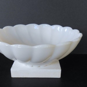 Vintage Large Milk Glass Bowl,Bowl with Scalloped Edge and Twisted Rib Outside Wall,Milk Glass Serving Bowl,