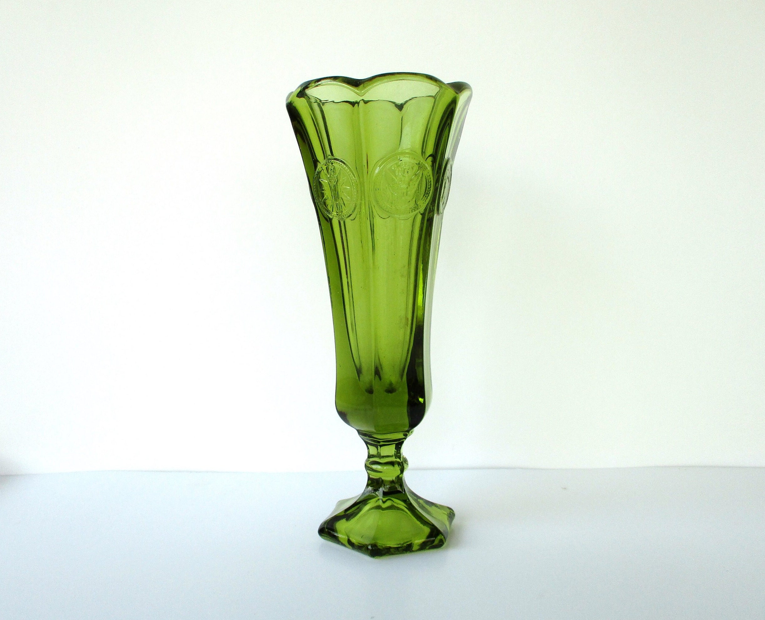 ゴブレット型のヴィンテージグリーンガラス花瓶、六角形の台座付き 8