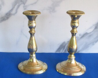 Dos candelabros vintage de latón macizo, base ovalada de 9,25" de largo, buen estado vintage.