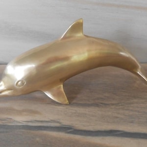 Estatueta de golfinho de latão vintage de 8&quot; L, estátua de animal de latão, vida marinha, náutica, decoração de casa de praia costeira