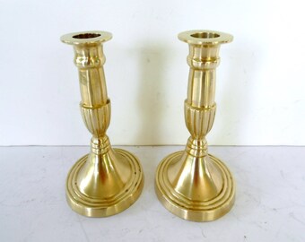 2 candelabros de latón pesado, candelabros de latón de base ovalada, buen estado vintage, latón macizo, soporte de forma ovalada/6" de alto/