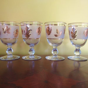 Vintage 4 gold leaves and rimmed wine goblets,8 oz drinkware made by Libbey